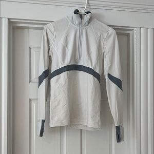 Lululemon Women's White and Gray distance pullover